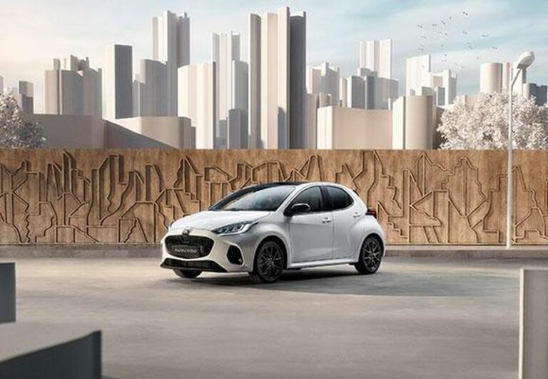 Jan Bajtlik reimmagina la città con la Mazda2 Hybrid