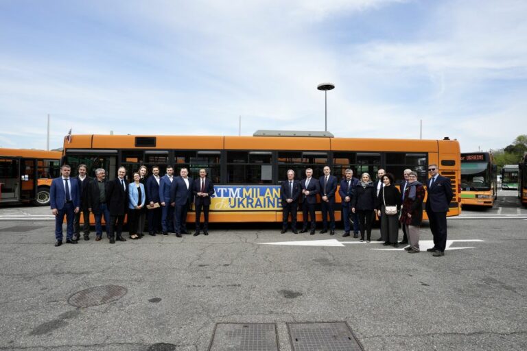 Ucraina, Sindaco Milano Sala consegna nove bus a primo cittadino Dnipro
