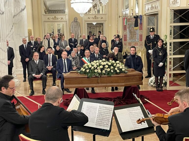Milano dà l’addio a Maurizio Pollini, aperta camera ardente alla Scala