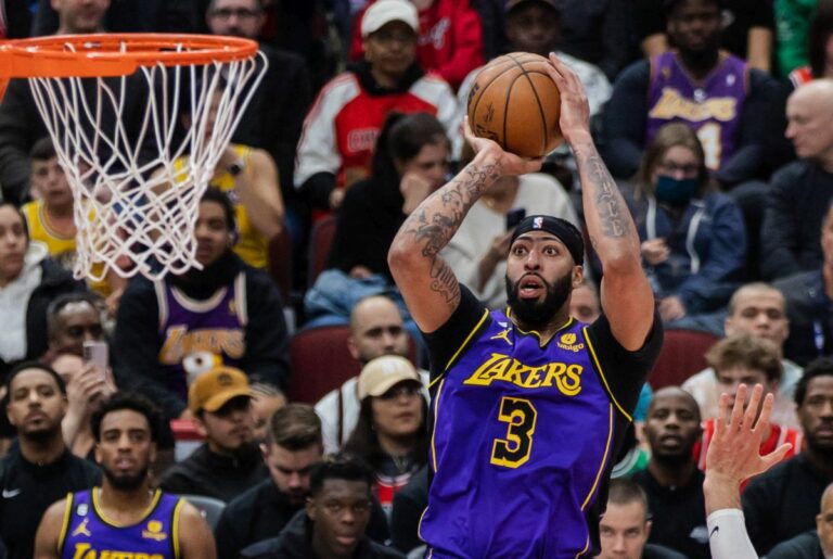 Impresa dei Lakers, Milwaukee ko dopo due supplementari