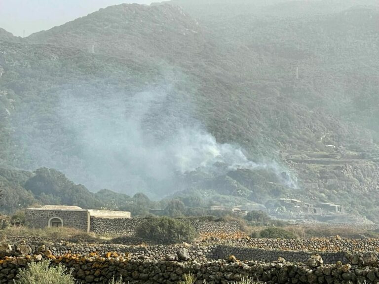 Brucia zona impervia a Pantelleria
