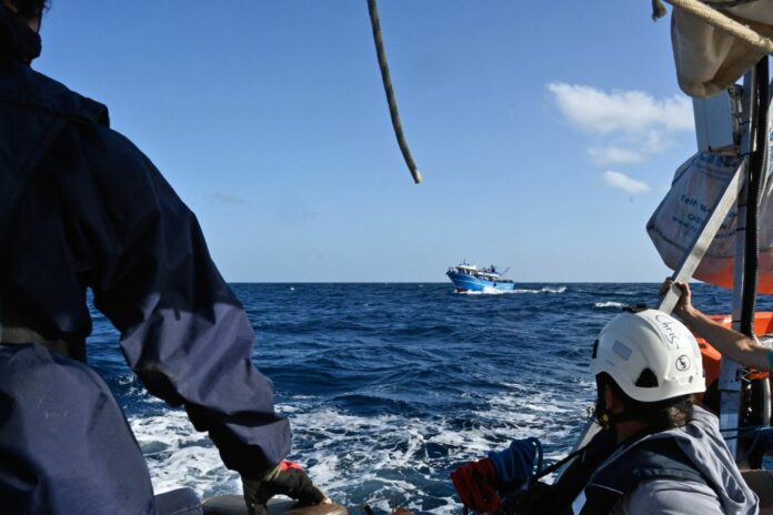 Italia: peschereccio sovraffollato in pericolo in mare, scortato al porto di Lampedusa dal veliero RESQSHIP Nadir