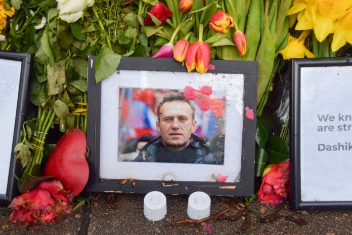 Londra, tributo ad Alexei Navalny nel giorno del funerale a Mosca