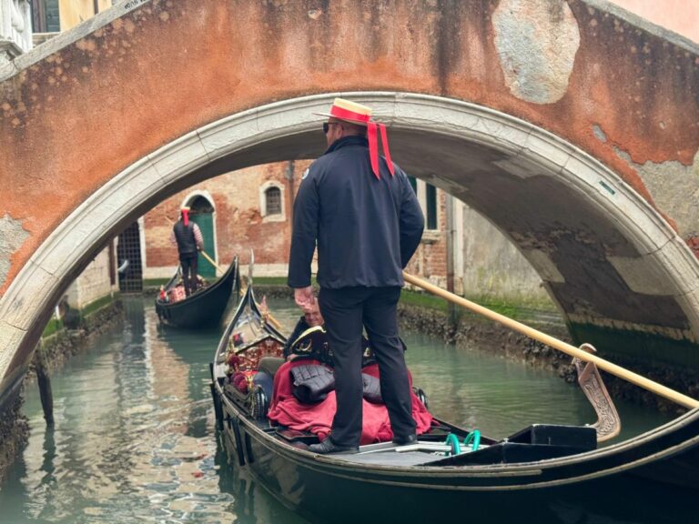 A scuola di gondola con i piccoli alunni delle scuole cittadine