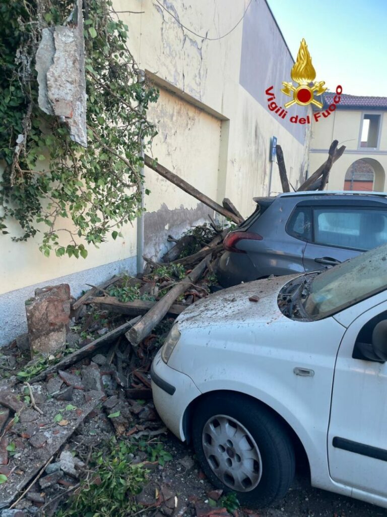 Crolla edificio disabitato a Cuggiono, nessuna persona coinvolta