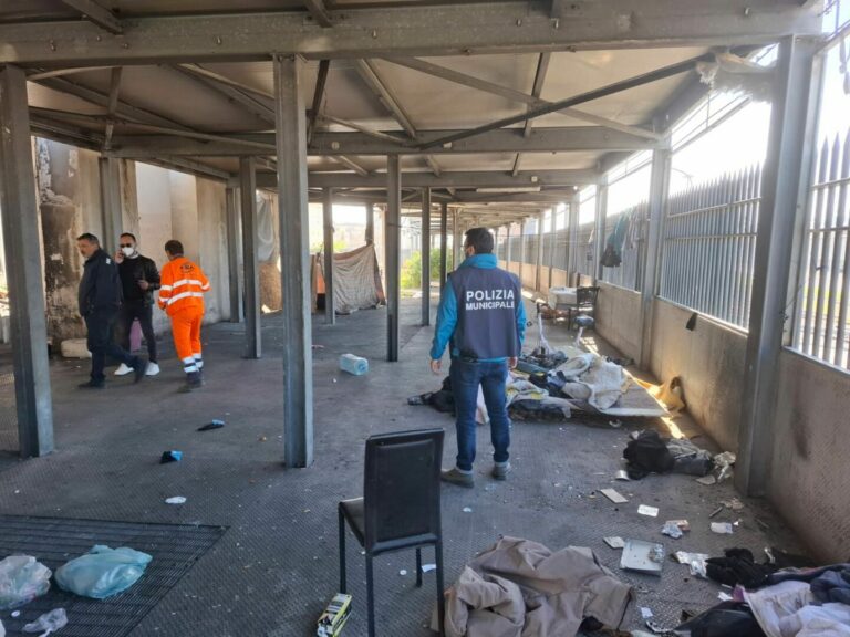 Sgomberato ex mercato ittico di via Vespucci a Napoli