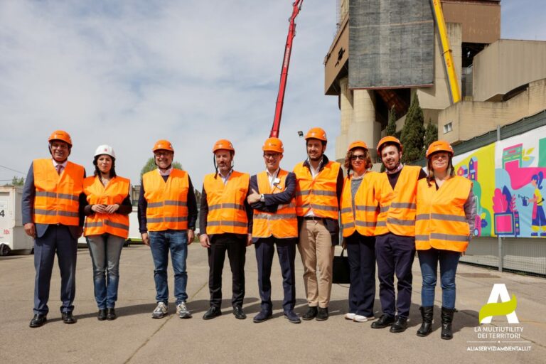 Giù ciminiere del vecchio inceneritore di Firenze. Nascerà sito riciclo