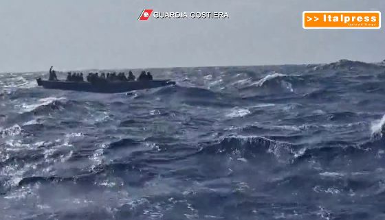وفاة 9 أشخاص وفقدان 15 في غرق سفينة مهاجرين قبالة لامبيدوزا