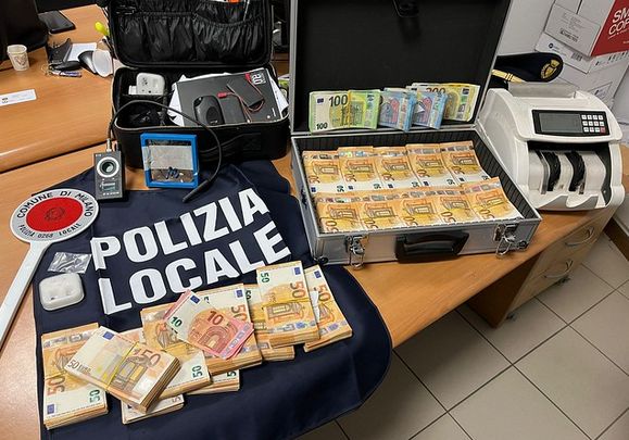Patenti “facili” nel quartiere Chinatown di Milano, 35 indagati