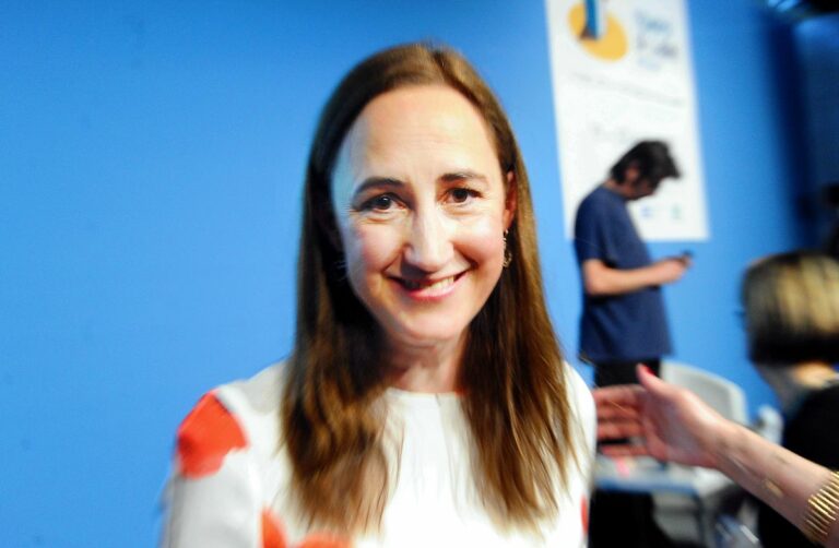 الكاتبة صوفي كينسيلا تكشف عن إصابتها بسرطان الدماغ