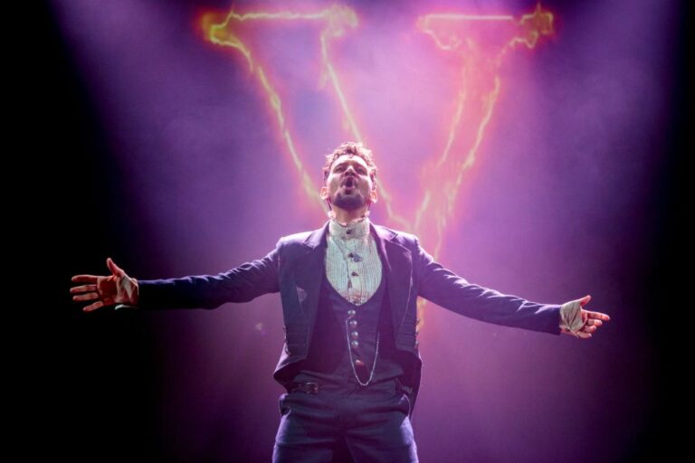 Milano, al Teatro Nazionale torna lo spettacolo Vlad Dracula