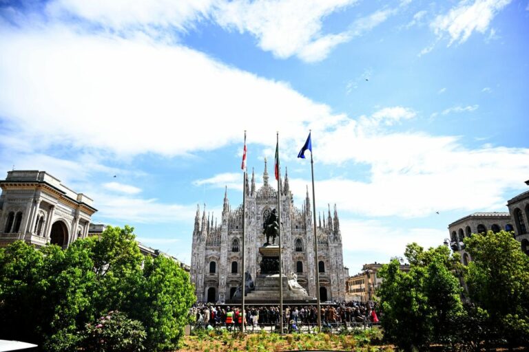 Milano, in piazza Duomo terminata la posa delle aiuole Zegna