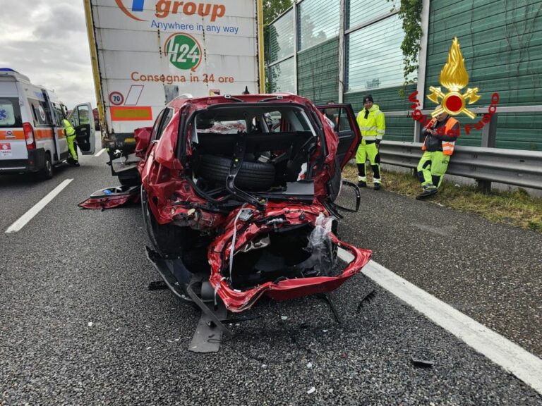 Milano, incidente sulla A1, Auto finisce tra due tir, gravissimo 50enne