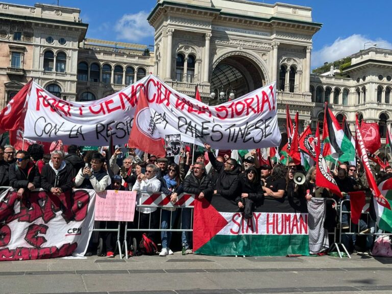 25 Aprile, piazza Duomo a Milano gremita di manifestanti pro Palestina