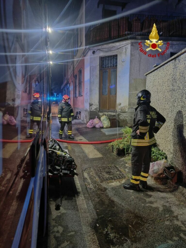 Parabiago, incendio in condominio. Vvf salvano persone scappate su tetto