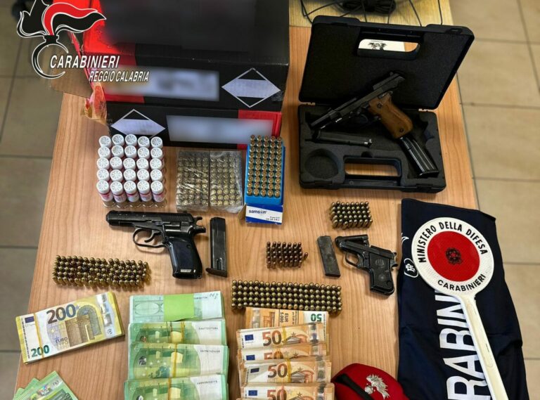 Pubblica sui social foto di pistole senza avere porto d’armi, arrestato