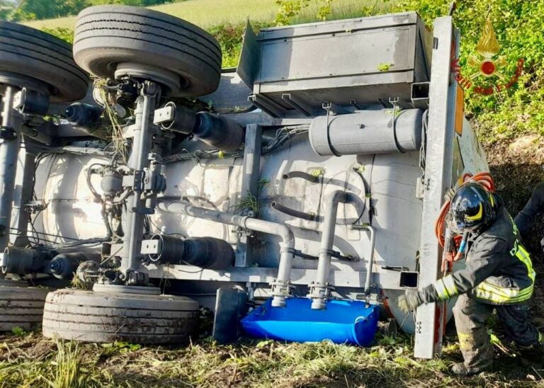 Bergamo, autocisterna si ribalta in un canale. Soccorso il conducente