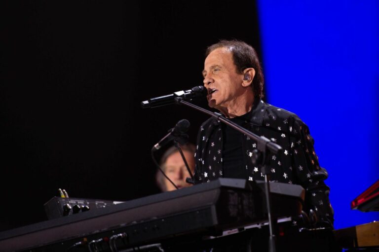 Roby Facchinetti, la voce dei Pooh compie 80 anni