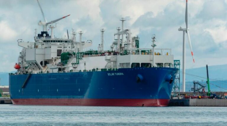 Rigassificatore, visita Toti e vertici Snam su nave Olt Lng “Toscana”