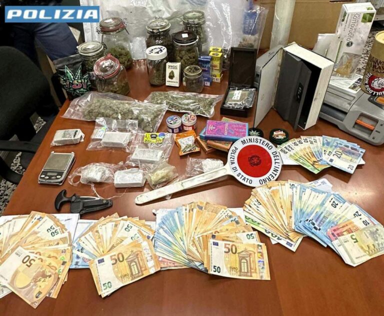 Milano, spaccia droga a casa della mamma e della nonna. Arrestato