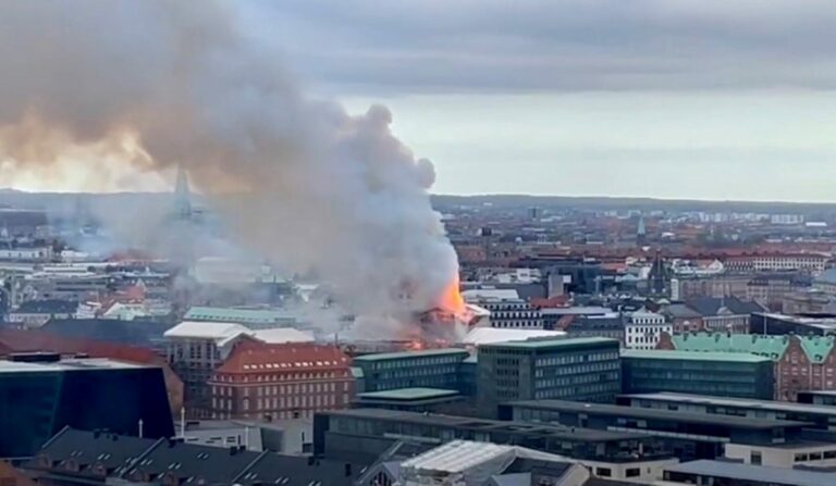 In fiamme la Borsa di Copenaghen, crolla la guglia