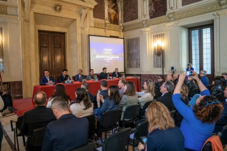 من إيما إلى جيانا نانيني حفل راديو إيطاليا المباشر يعود إلى ميلانو