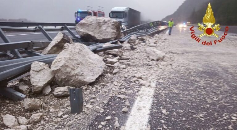 Il maltempo causa una frana sull’A23 in Friuli