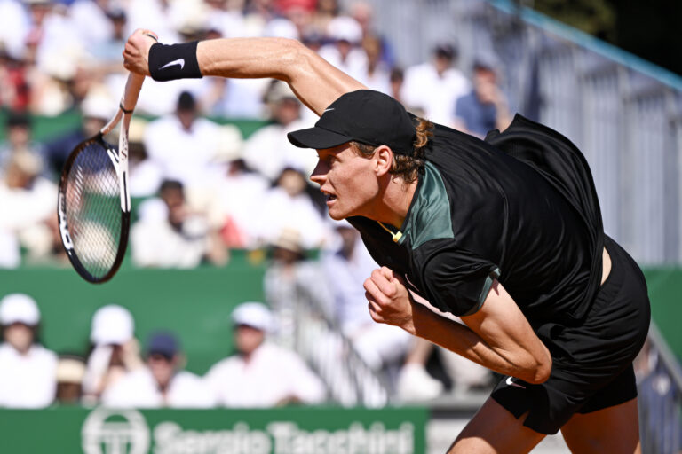 Sinner si ritira da Madrid per colpa dell’anca, Alcaraz out