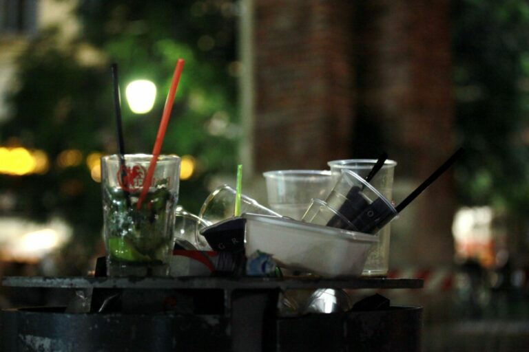 Stretta sulla movida a Milano, da domani stop vendita a bevande in vetro o lattine