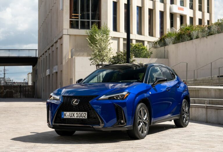 Lexus lancia il nuovo UX 300h 2024