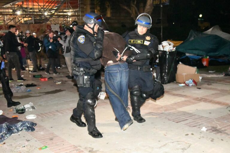 عشرات الاعتقالات في جامعة كاليفورنيا.. و بايدن: أحترم الاحتجاجات لا العنف