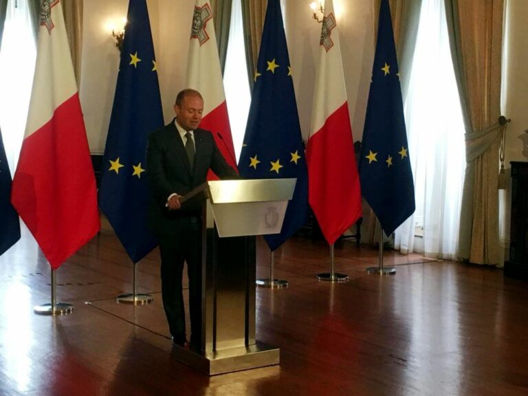 Malta, l’ex premier Muscat ha chiesto alla Polizia di essere interrogato