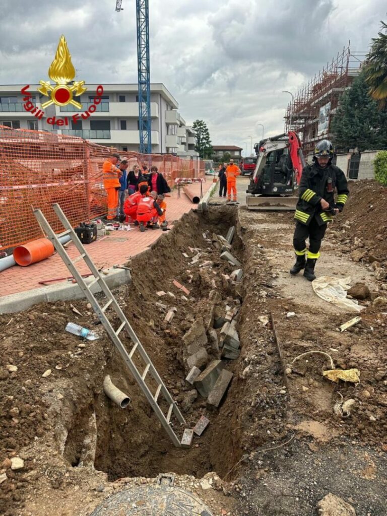 Incidenti sul lavoro, in salvo operaio sommerso dai detriti a Lainate
