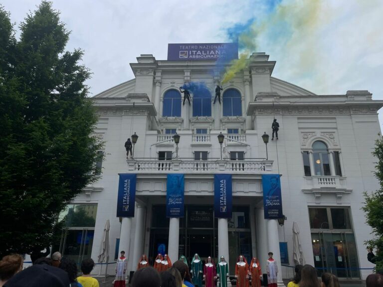 Milano, un flash mob inaugura il Teatro Nazionale Italiana Assicurazioni