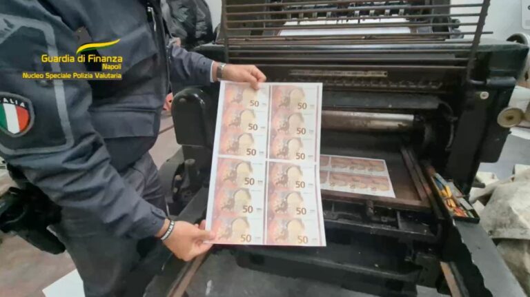 Scoperta a Napoli banda di falsari, sette arrestati