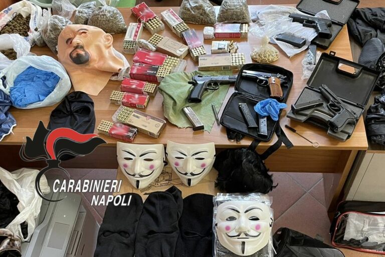 Armi, droga e maschere di “V per vendetta” sequestrate a Napoli