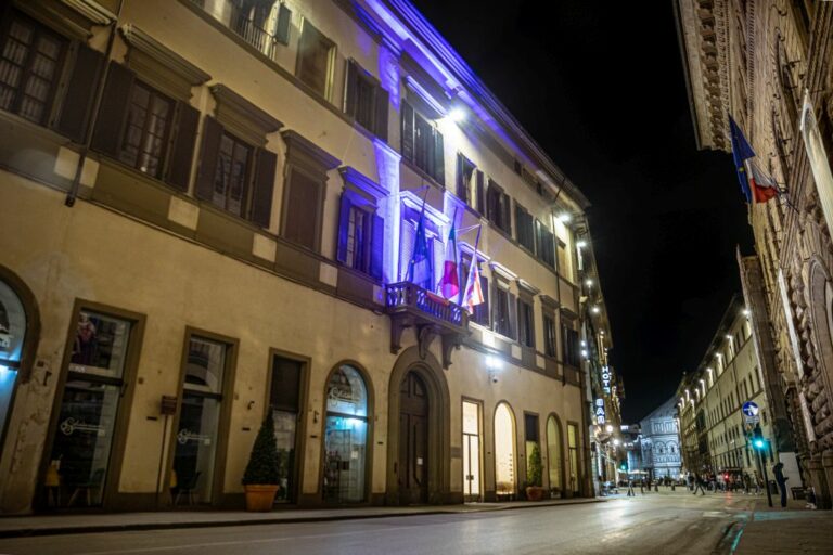 Firenze, Palazzo Pegaso si illumina di blu per Giornata Europa