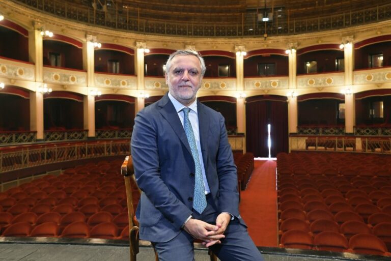 استقالة المشرف على السيمفونية الصقلية أندريا بيريا