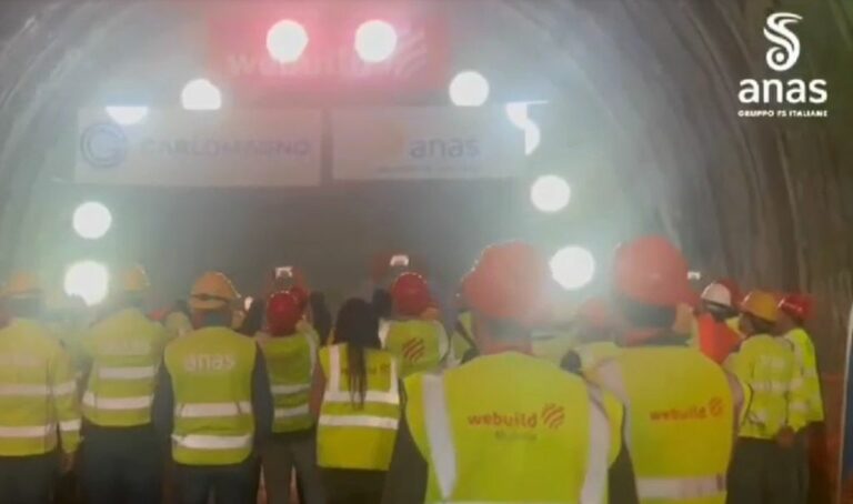 Statale 106 Jonica, abbattuto ultimo diafiamma galleria “Roseto 1”