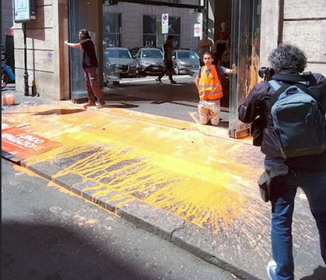 Blitz attivisti di Ultima Generazione in via del Corso a Roma