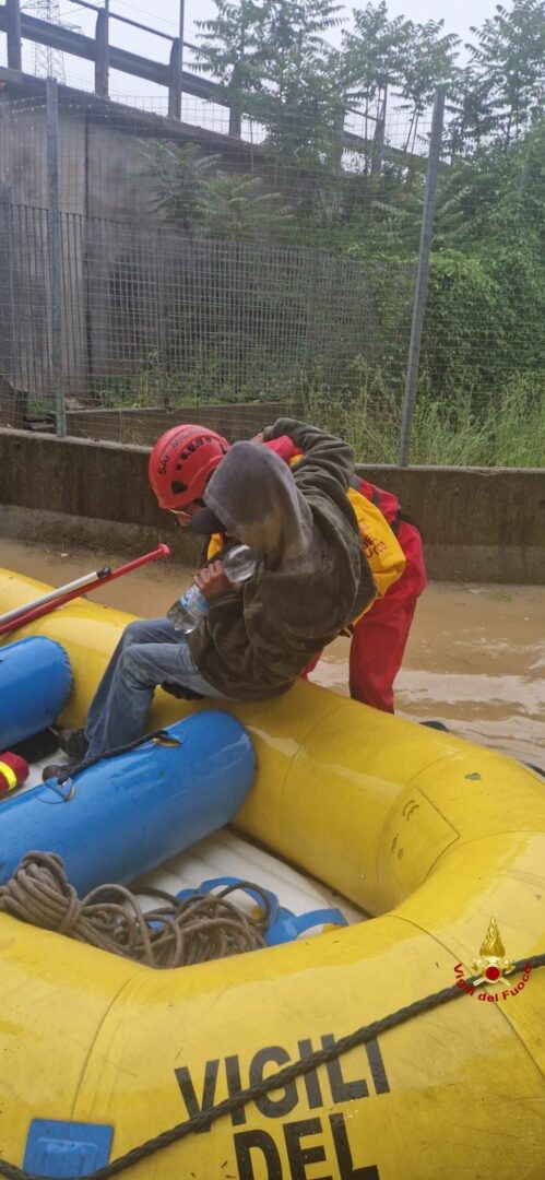 Vigili del Fuoco Milano salvano uomo bloccato in una baraccca sul Lambro