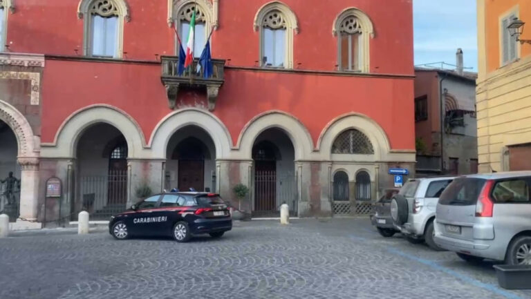 Sesso in cambio di aiuti economici, arrestato funzionario comunale di Campagnano