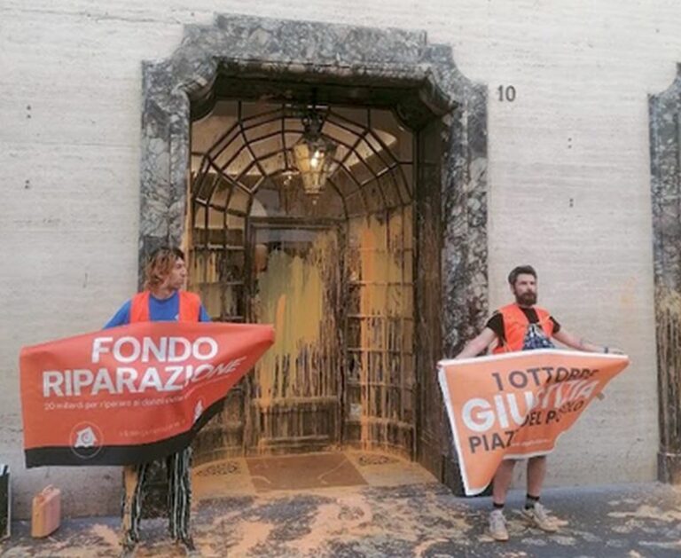 Blitz attivisti di Ultima Generazione in via Condotti a Roma