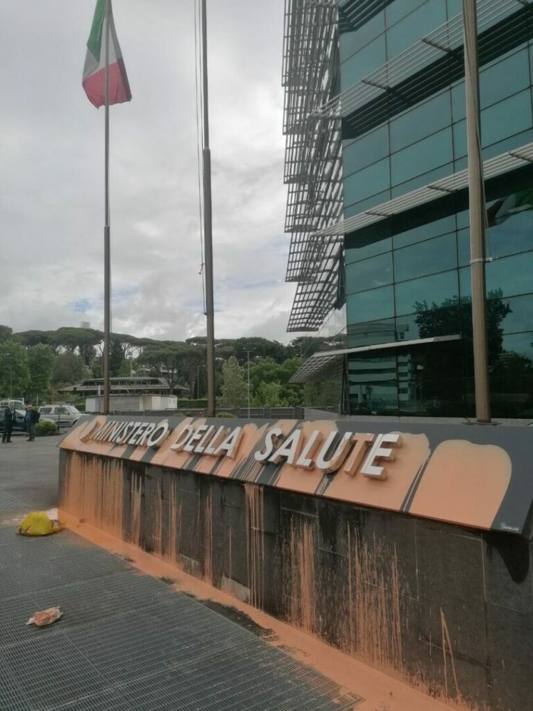 نشطاء البيئة يشوهون مدخل وزارة الصحة بروما