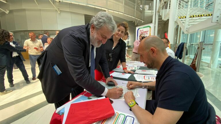 Emiliano firma i quattro referendum sul lavoro della Cgil