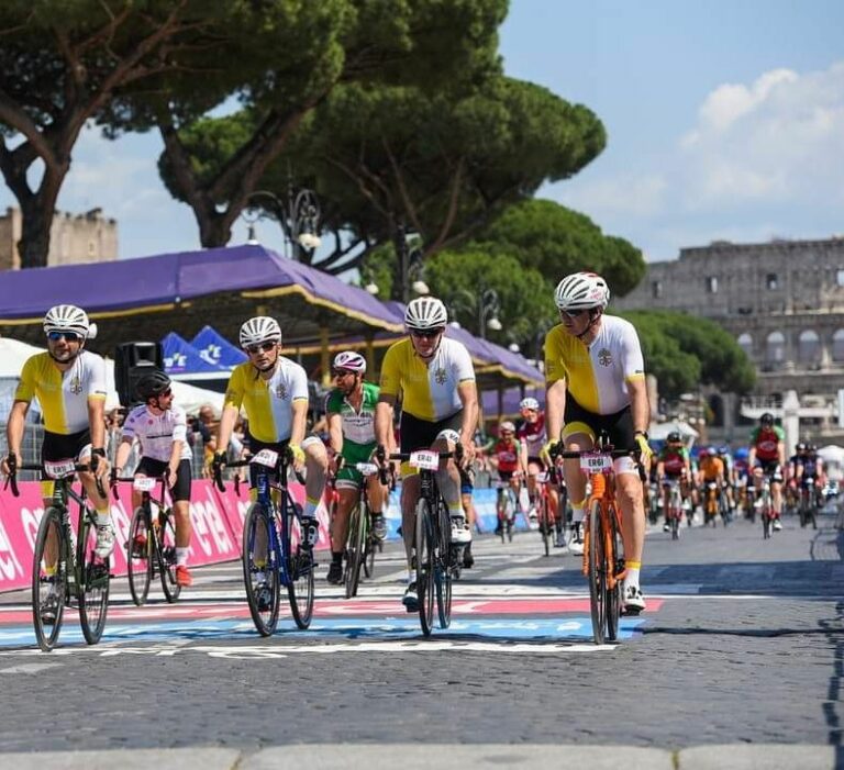 Athletica Vaticana al Giro-E per sostenere il “Bambino Gesù”