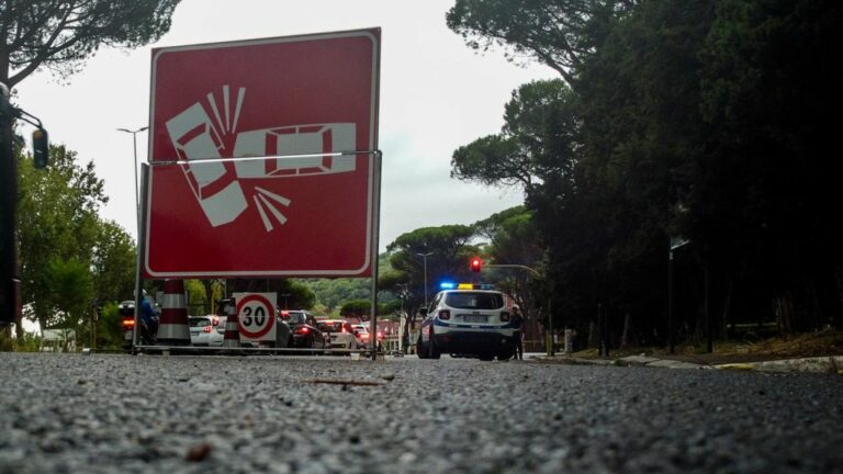 Roma, investe una donna e scappa. Rintracciata dalla Polizia locale