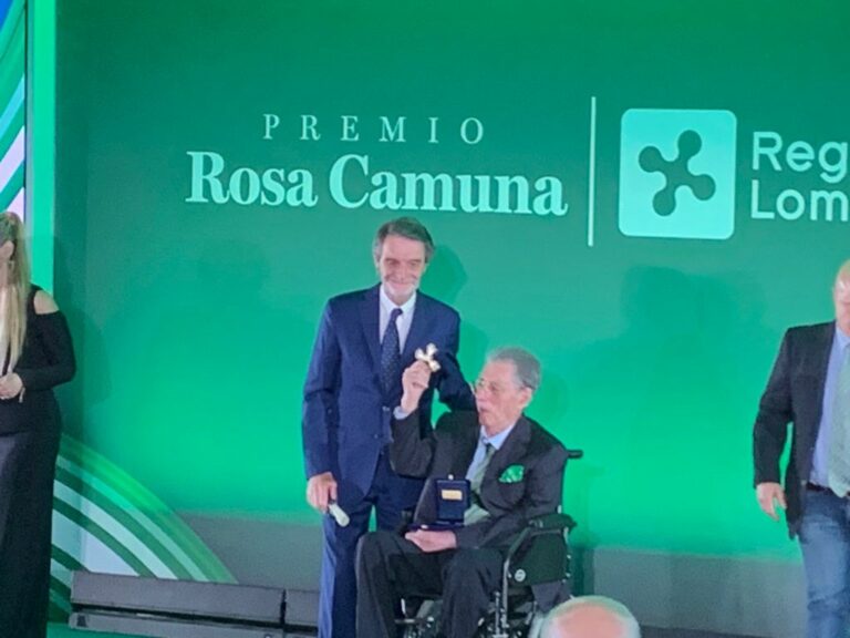 Lombardia, Umberto Bossi riceve il premio Rosa Camuna