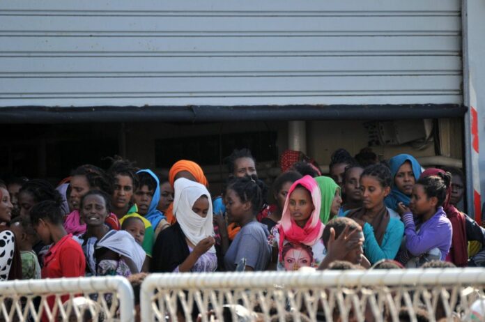 PALERMO.MIGRANTI SBARCATI AL PORTO DALLA NAVE MILITARE VEGA