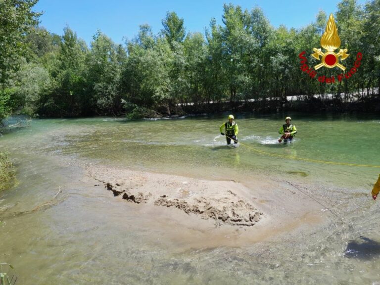 Vvf Milano soccorrono 4 ragazzi bloccati su un isolotto del Ticino